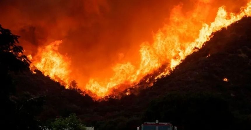 كاليفورنيا.. حريق غابات يتسبب في إخلاء المنازل وإغلاق المدارس