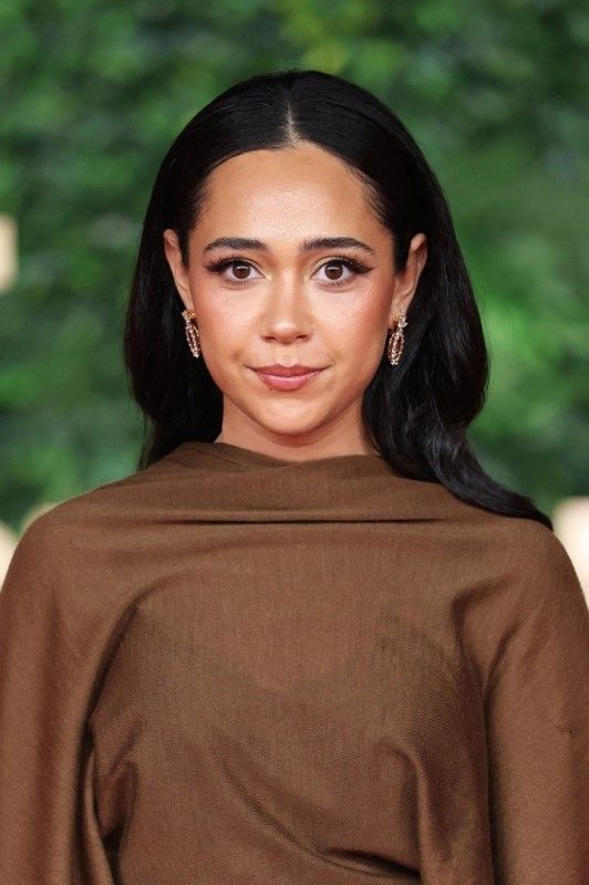 في اليوم السادس لمهرجان البحر الأحمر السينمائي2024.. المكياج البرونزي يسيطر على إطلالات النجمات الجمالية