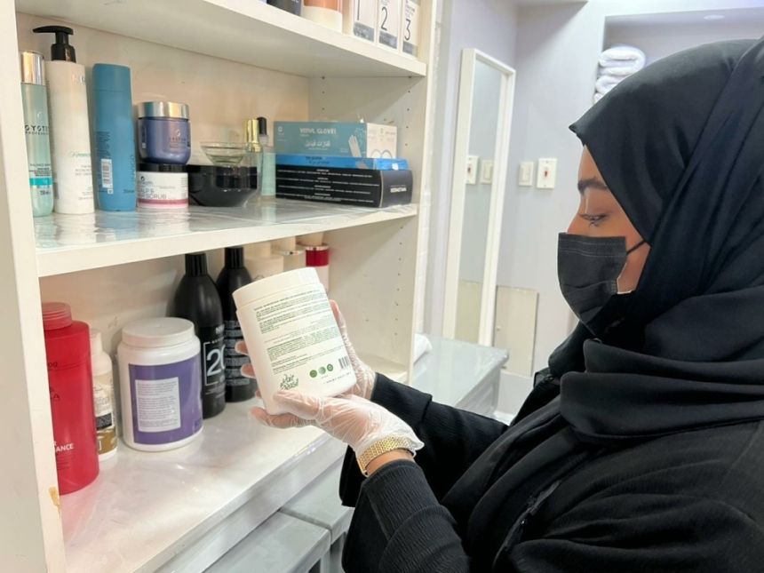 علاج القمل وتصاريح للعمل المنزلي.. ضوابط جديدة للتزيين النسائي