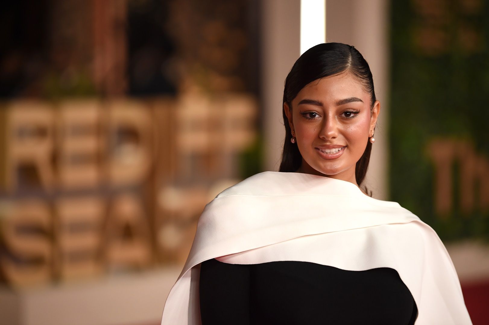 في اليوم السادس لمهرجان البحر الأحمر السينمائي2024.. المكياج البرونزي يسيطر على إطلالات النجمات الجمالية