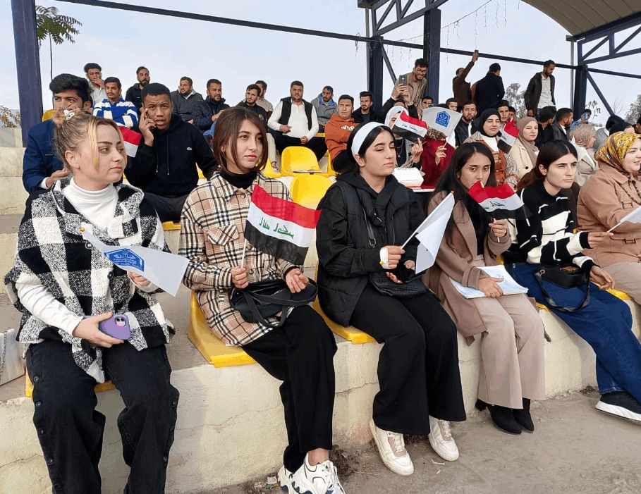 الزي العسكري والاعلام العراقية تغطي التلاميذ.. احتفالات المدارس بيوم النصر (صور)