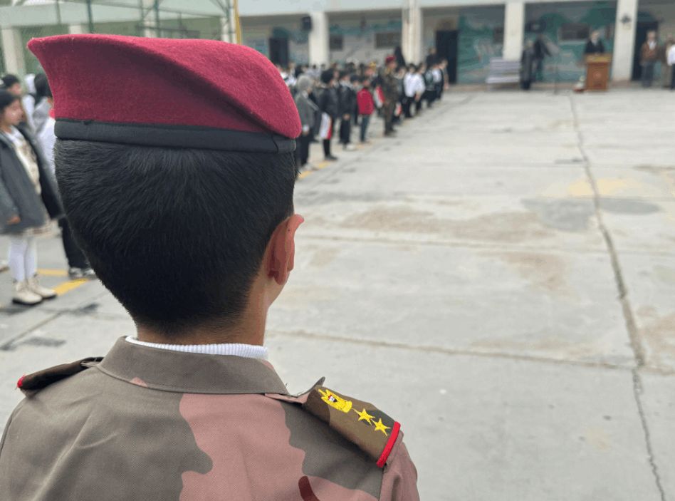 الزي العسكري والاعلام العراقية تغطي التلاميذ.. احتفالات المدارس بيوم النصر (صور)