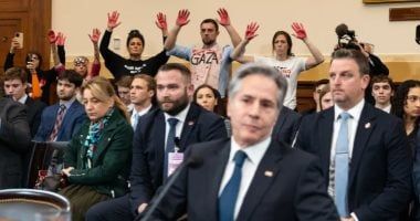 محتجون يقاطعون خطاب بلينكين فى مجلس النواب ويهتفون "جزار غزة".. فيديو