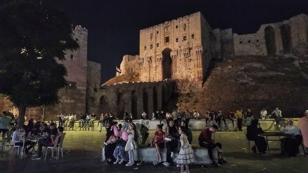 الحياة تدب في الشوارع.. سكان حلب بين احتفالات النصر وهموم المعيشة
