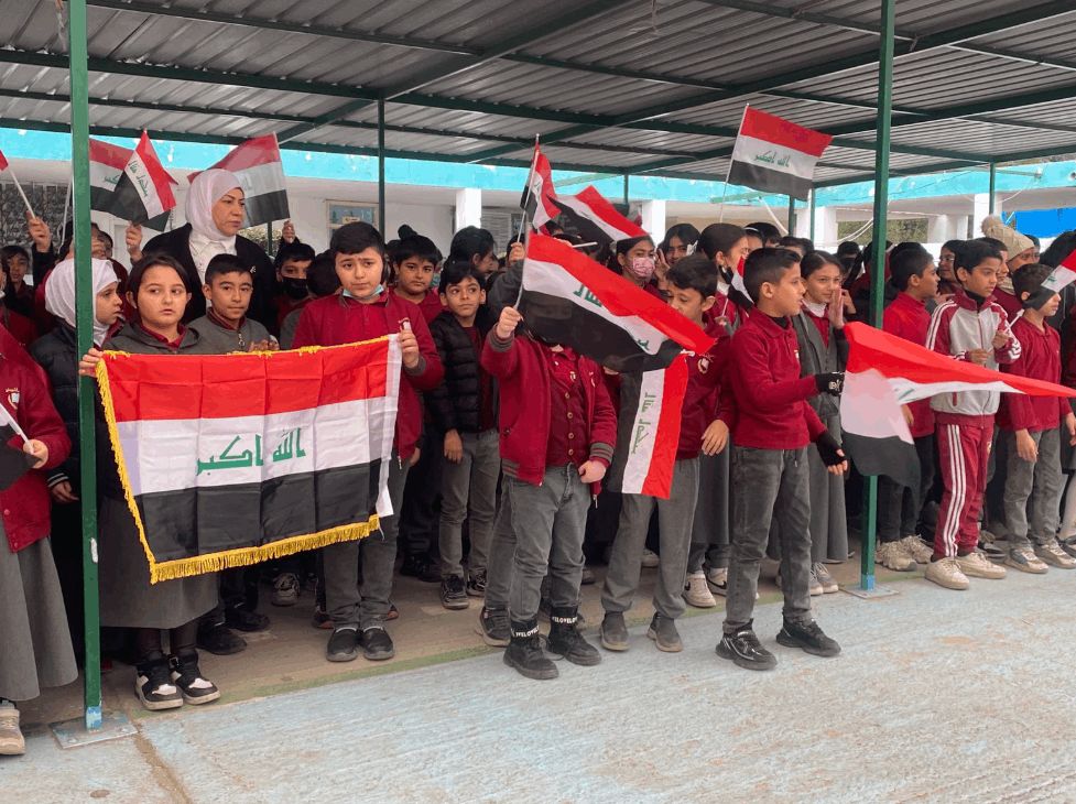 الزي العسكري والاعلام العراقية تغطي التلاميذ.. احتفالات المدارس بيوم النصر (صور)