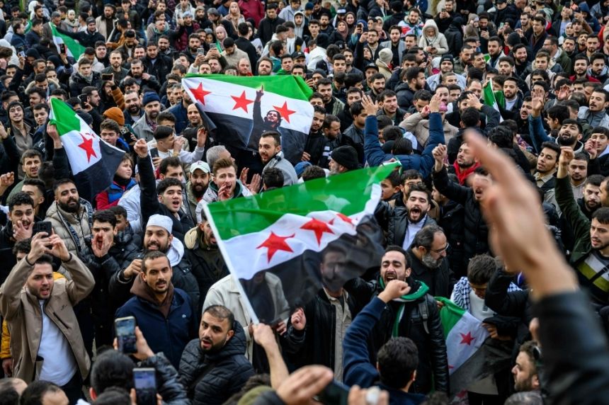 سوريا.. أعضاء من حزب البعث يسلمون أسلحتهم إلى الفصائل