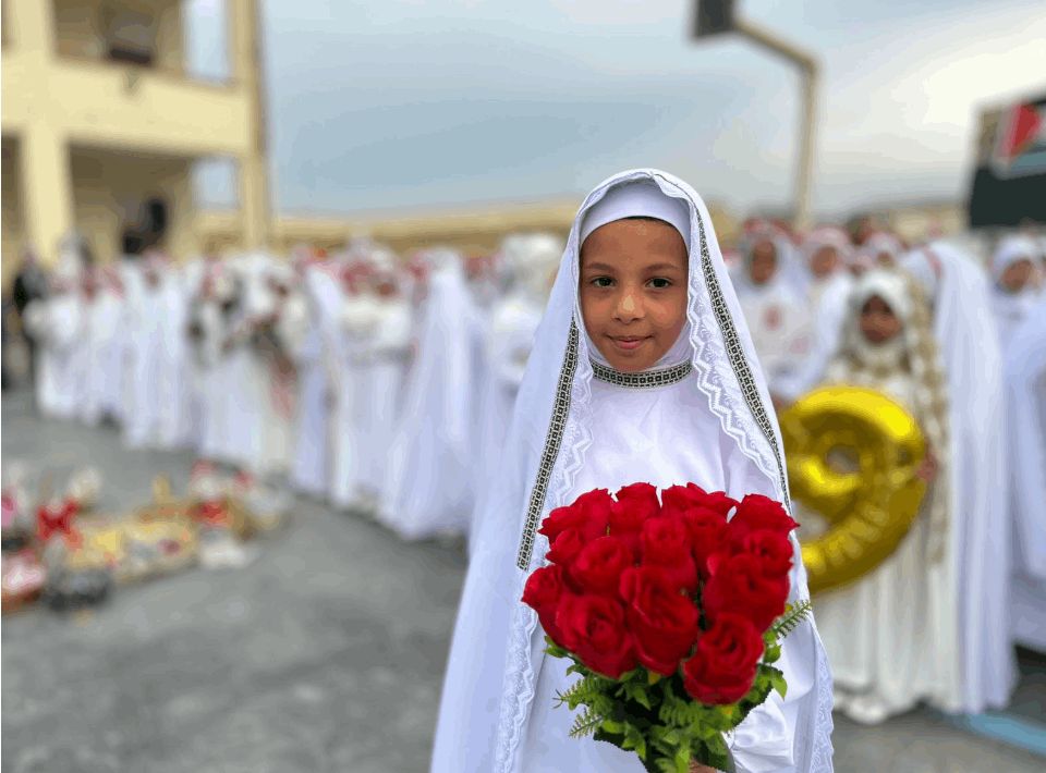 الزي العسكري والاعلام العراقية تغطي التلاميذ.. احتفالات المدارس بيوم النصر (صور)