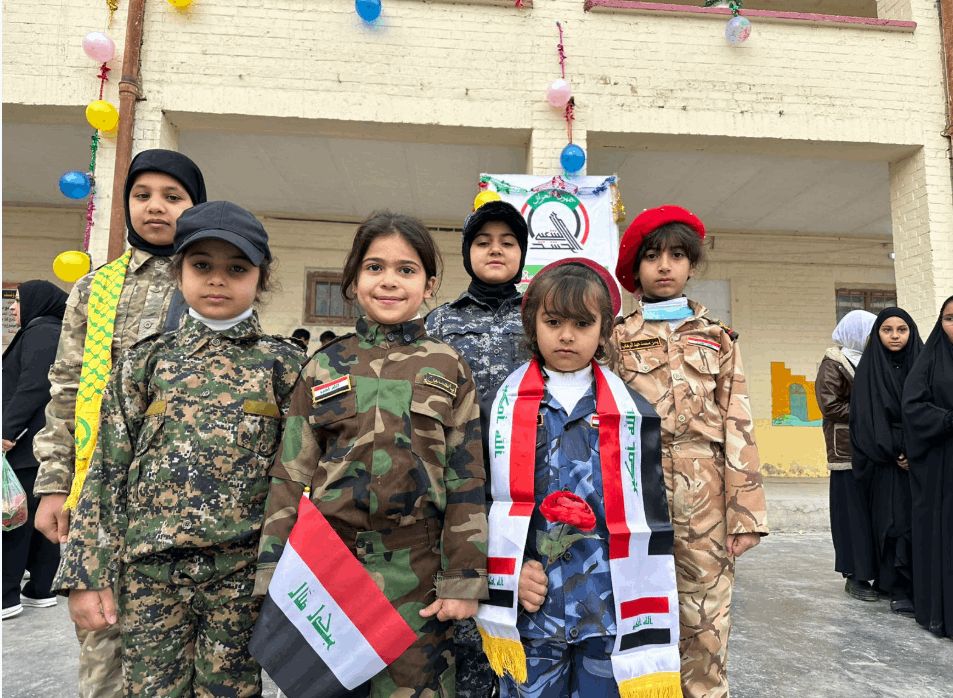الزي العسكري والاعلام العراقية تغطي التلاميذ.. احتفالات المدارس بيوم النصر (صور)