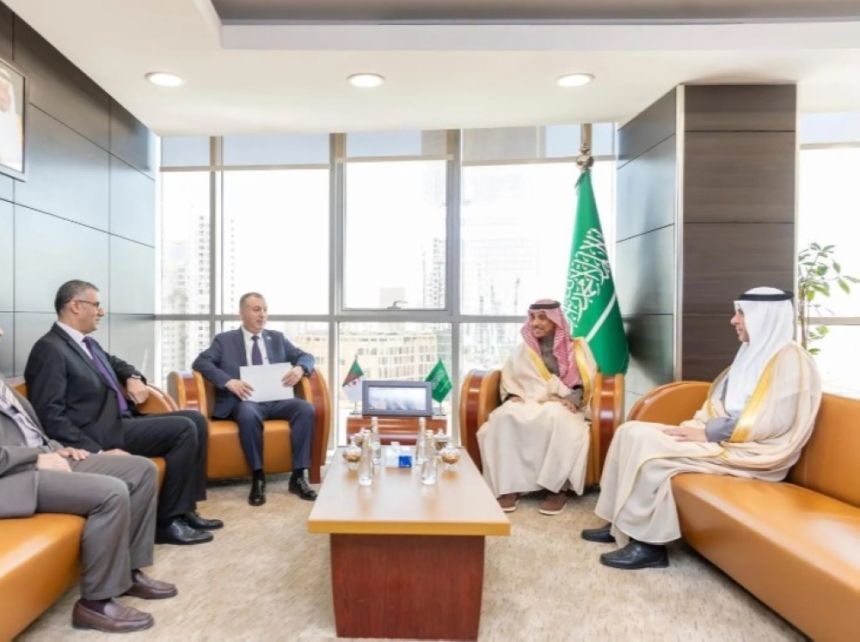 وزير الإعلام يستقبل السفير الجزائري لدى المملكة