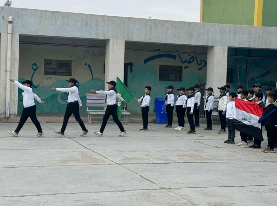 الزي العسكري والاعلام العراقية تغطي التلاميذ.. احتفالات المدارس بيوم النصر (صور)