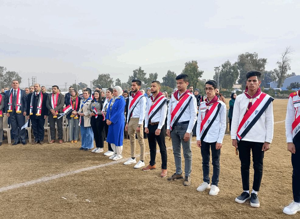 الزي العسكري والاعلام العراقية تغطي التلاميذ.. احتفالات المدارس بيوم النصر (صور)