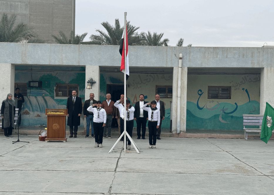 الزي العسكري والاعلام العراقية تغطي التلاميذ.. احتفالات المدارس بيوم النصر (صور)
