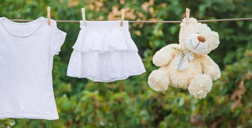 وداعا للبقع.. 3 مواد منزلية تنظف الملابس البيضاء