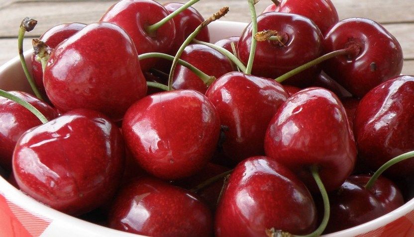 الامارات | لماذا يجب تناول الفواكه الحمراء؟