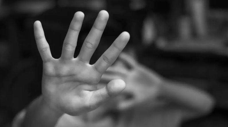 الامارات | اتهام زوجين ببيع ابنتهما