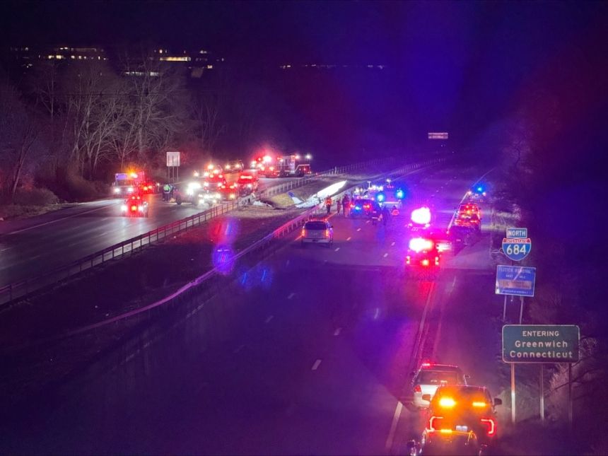 تحطم طائرة صغيرة على طريق سريع في نيويورك.. وشلل تام بالمرور