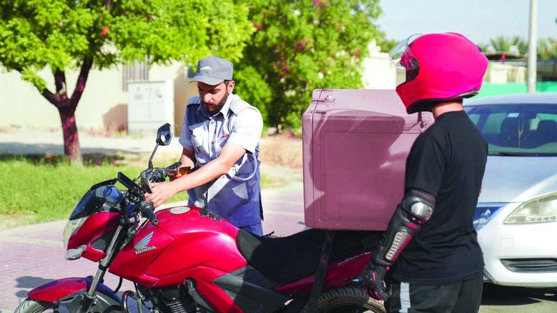 الامارات | «طرق دبي» تحجز 77 دراجة ديلفري لعدم الصلاحية والترخيص