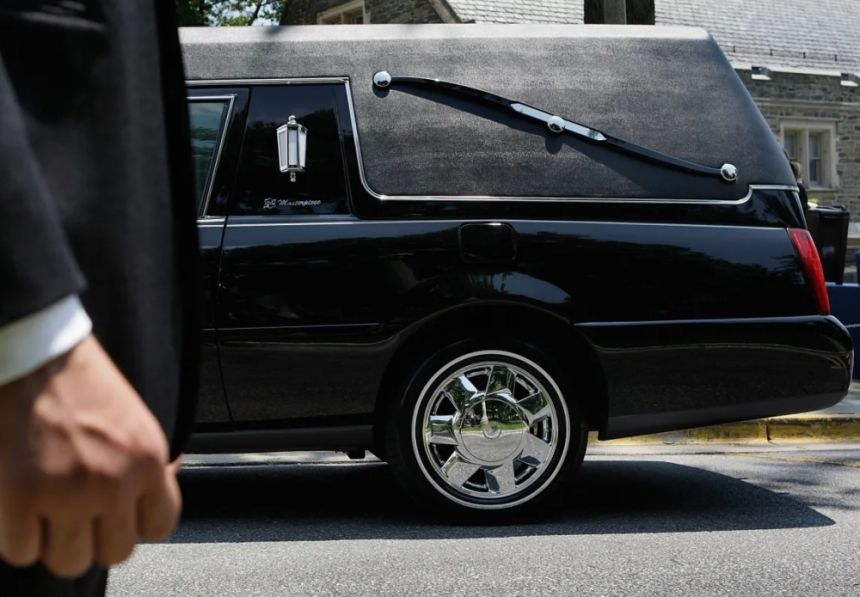 نظافة المقابر وتأخر نقل الجثامين.. تحديات تواجه ”إكرام الموتى“