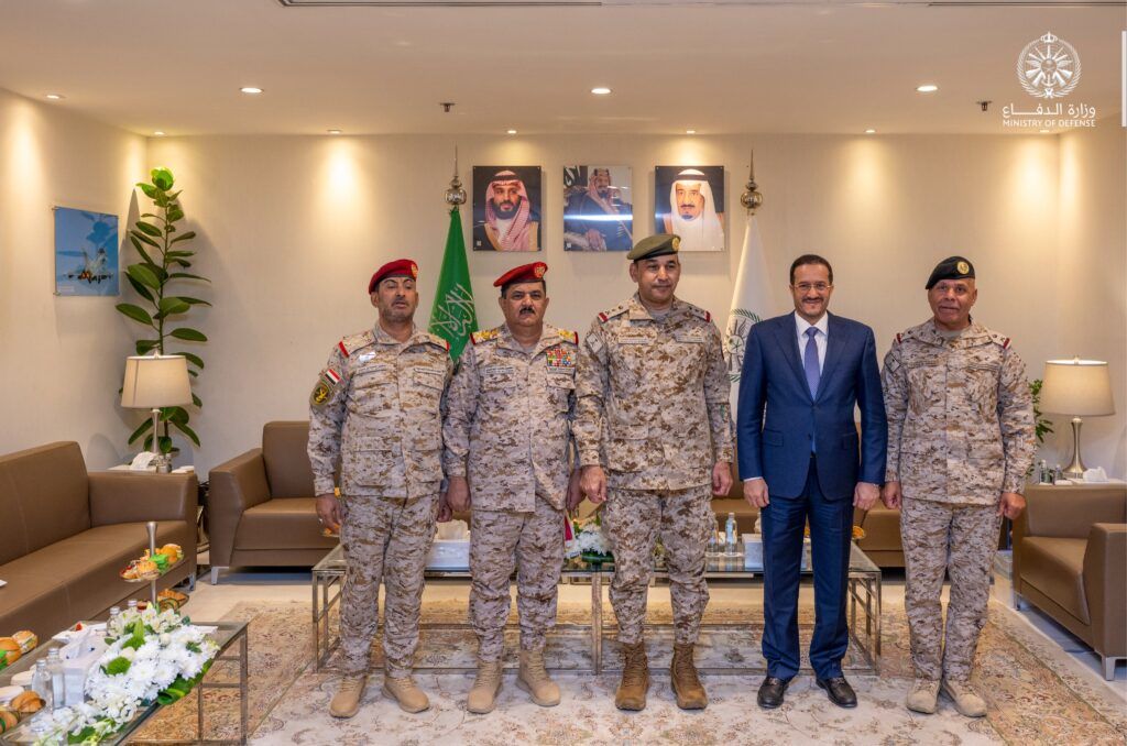 السعودية | قائد القوات المشتركة يستقبل عضو مجلس القيادة الرئاسي ووزير الدفاع ورئيس هيئة الأركان للجيش اليمني