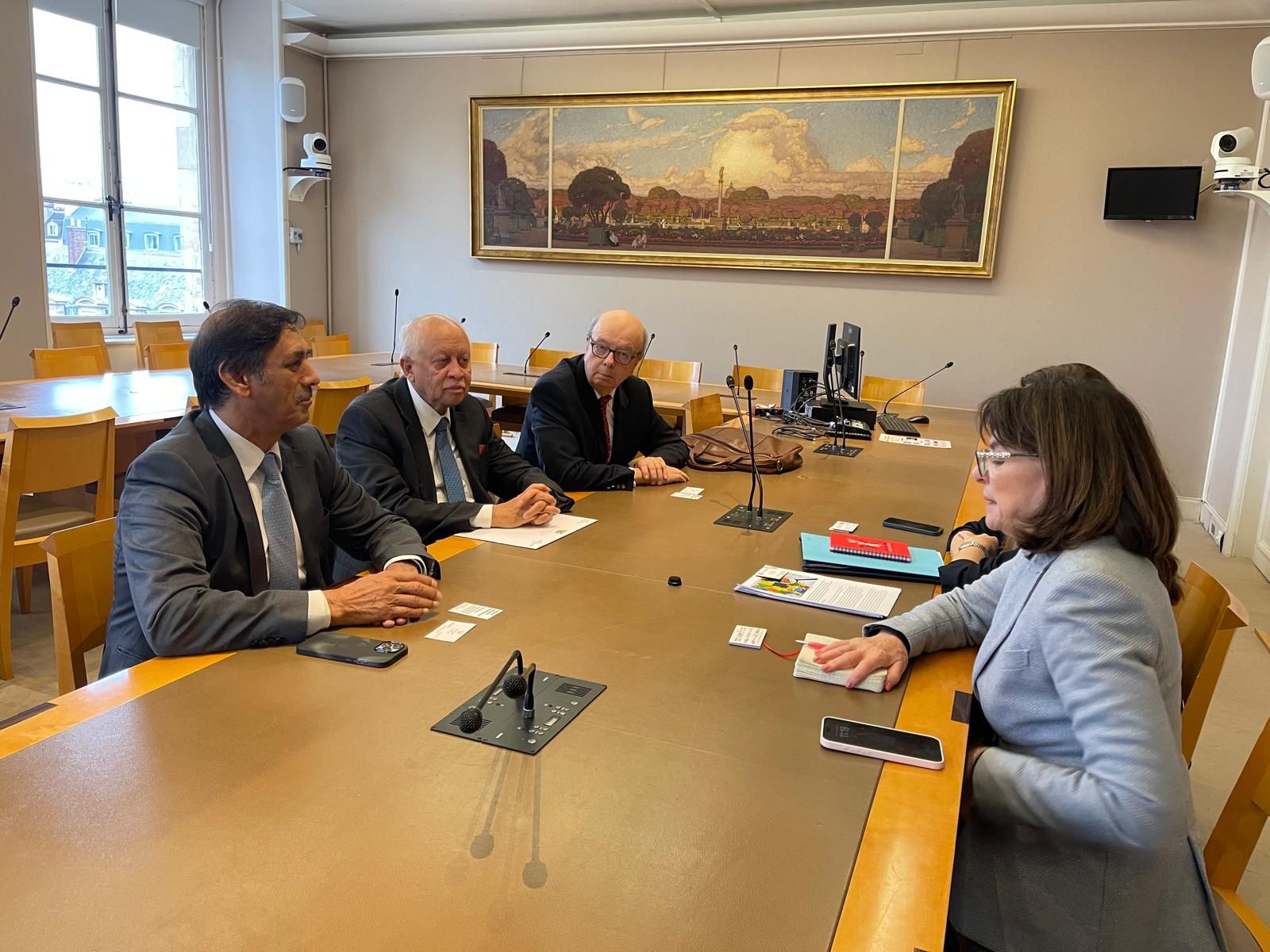 الخليج اليوم .. السفير الدكتور رياض ياسين وممثل الغرف التجارية اليمنية إلى مجلس الشيوخ الفرنسي