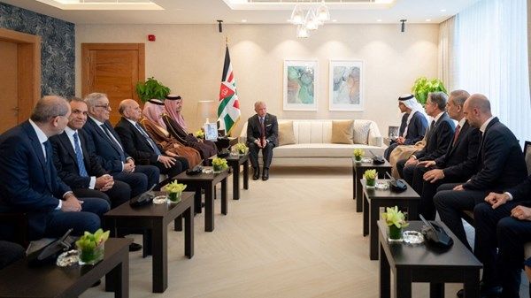 ملك الأردن يستقبل عبدالله بن زايد والوزراء العرب والأجانب المشاركين في اجتماعات العقبة حول سوريا