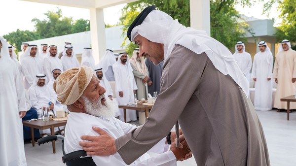 هزاع بن زايد يستقبل الشيوخ والمسؤولين والمواطنين المهنئين في قصر المقام بمنطقة العين