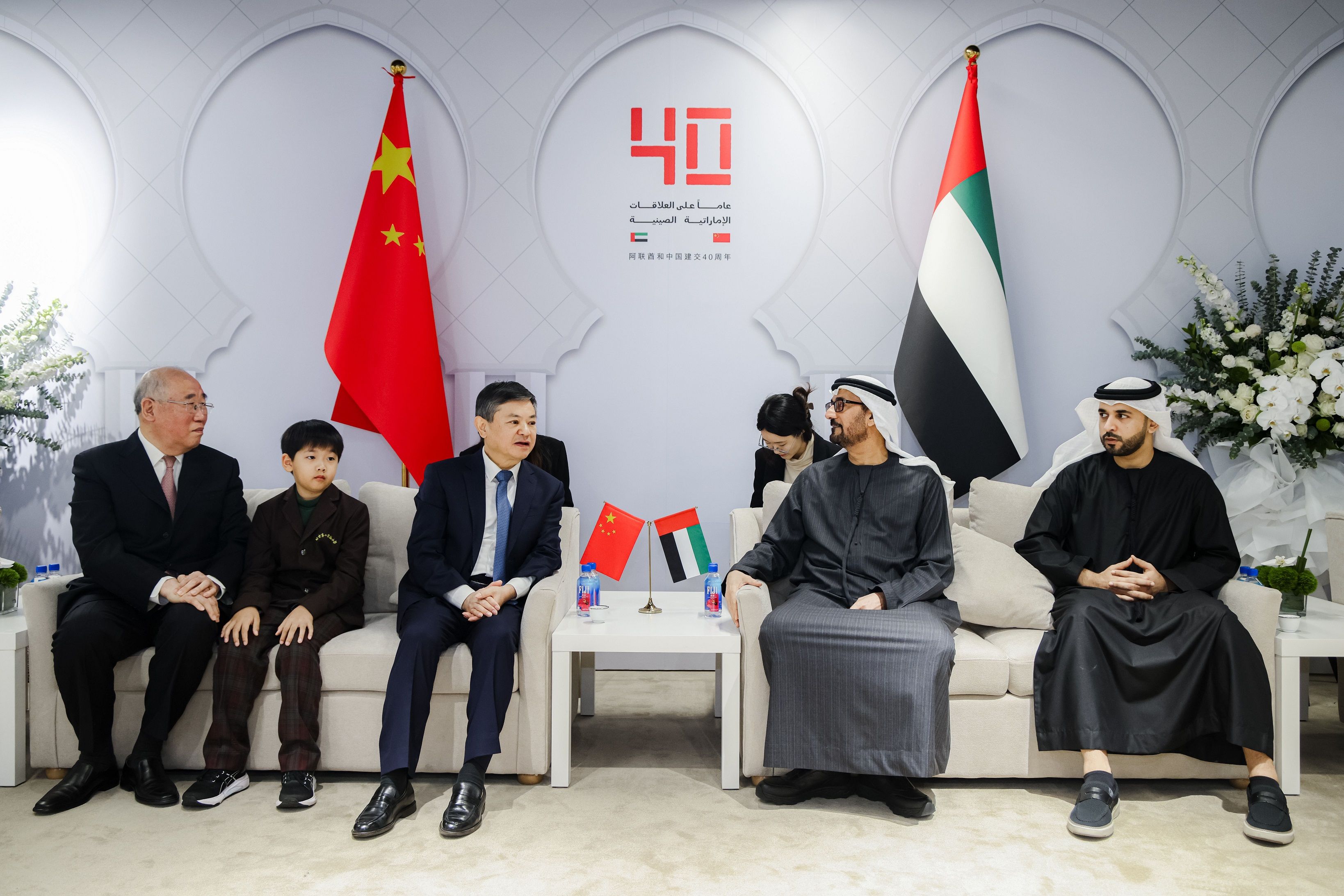 الامارات | رئيس الدولة يمنح وزير البيئة والإيكولوجيا والمبعوث السابق لشؤون تغير المناخ في الصين "وسام زايد الثاني من الطبقة الأولى"