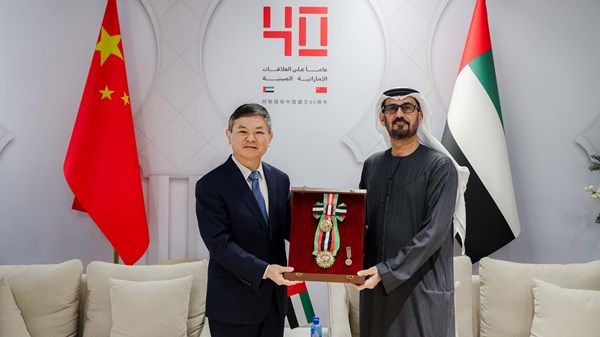 رئيس الدولة يمنح وزير البيئة والإيكولوجيا والمبعوث السابق لشؤون تغير المناخ في الصين «وسام زايد الثاني من الطبقة الأولى»