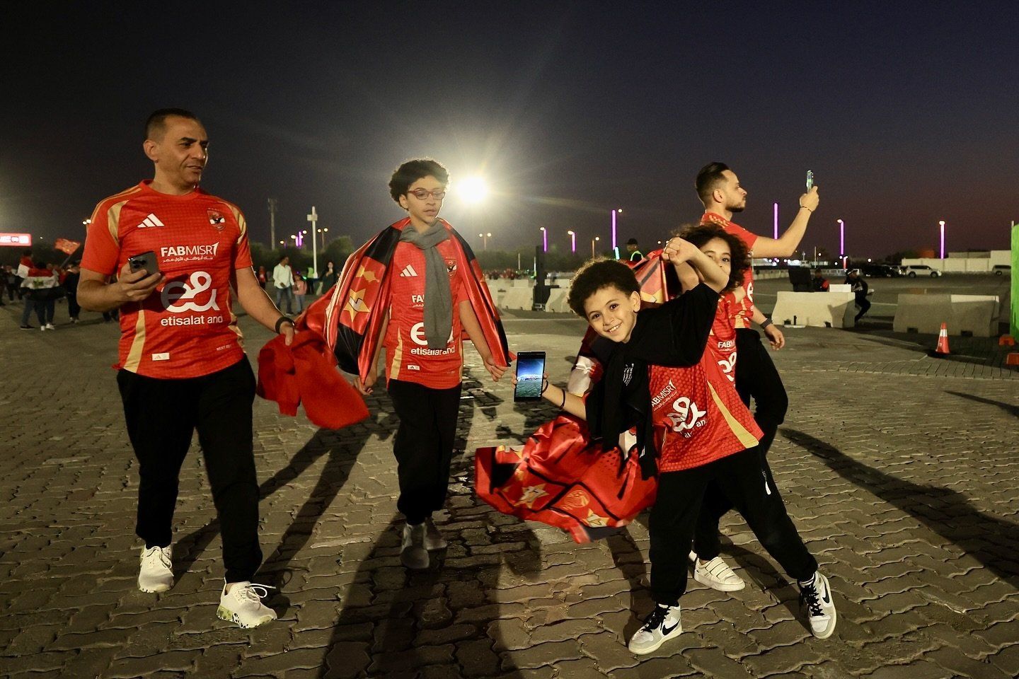 بحضور الأطفال وعلم فلسطين.. توافد جماهير الأهلي بكثافة لحضور مباراة باتشوكا