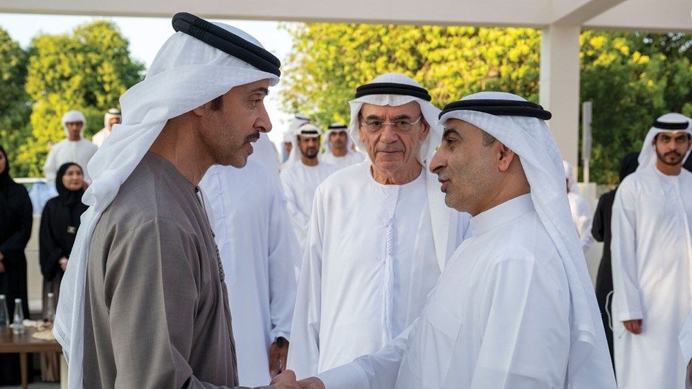 هزاع بن زايد يستقبل الشيوخ والمسؤولين والمواطنين المهنئين في قصر المقام بمنطقة العين