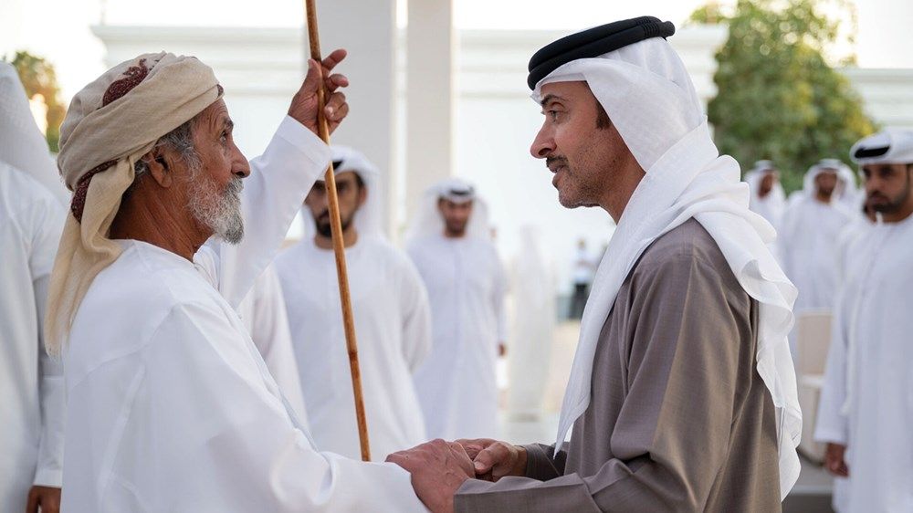 هزاع بن زايد يستقبل الشيوخ والمسؤولين والمواطنين المهنئين في قصر المقام بمنطقة العين