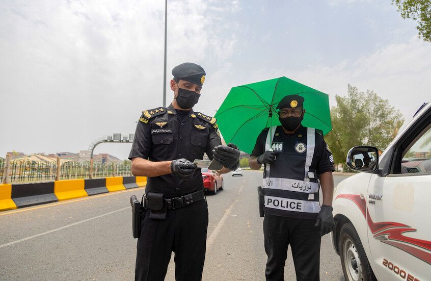 الخليج اليوم .. السلطات السعودية تتخذ قرارات بحق أكثر من 60 ألف وافد