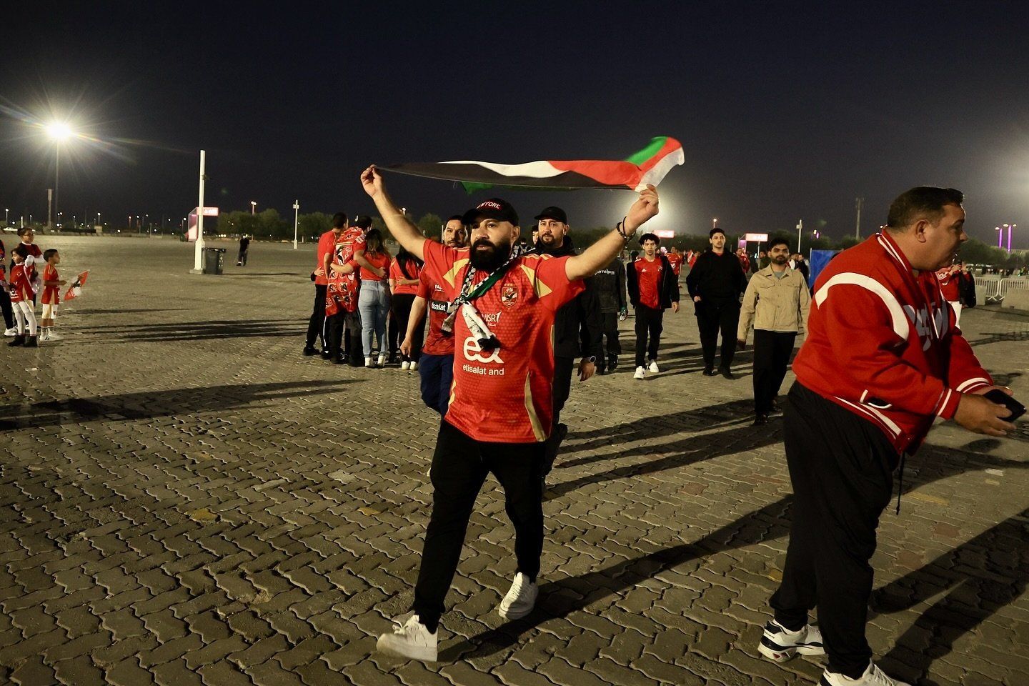 بحضور الأطفال وعلم فلسطين.. توافد جماهير الأهلي بكثافة لحضور مباراة باتشوكا