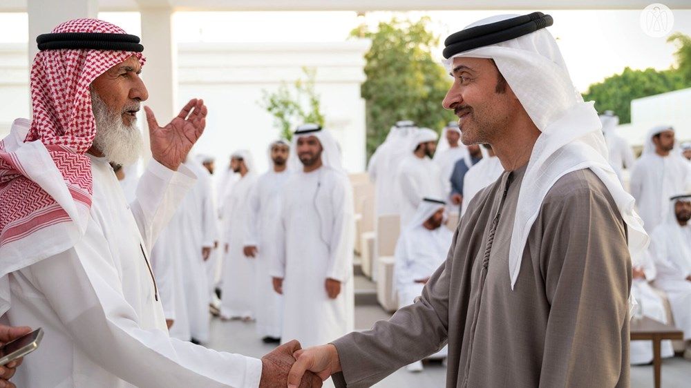 هزاع بن زايد يستقبل الشيوخ والمسؤولين والمواطنين المهنئين في قصر المقام بمنطقة العين