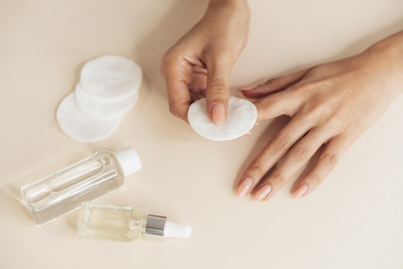 إزالة المناكير من دون أسيتون.. طرق طبيعية آمنة ولطيفة على الأظافر