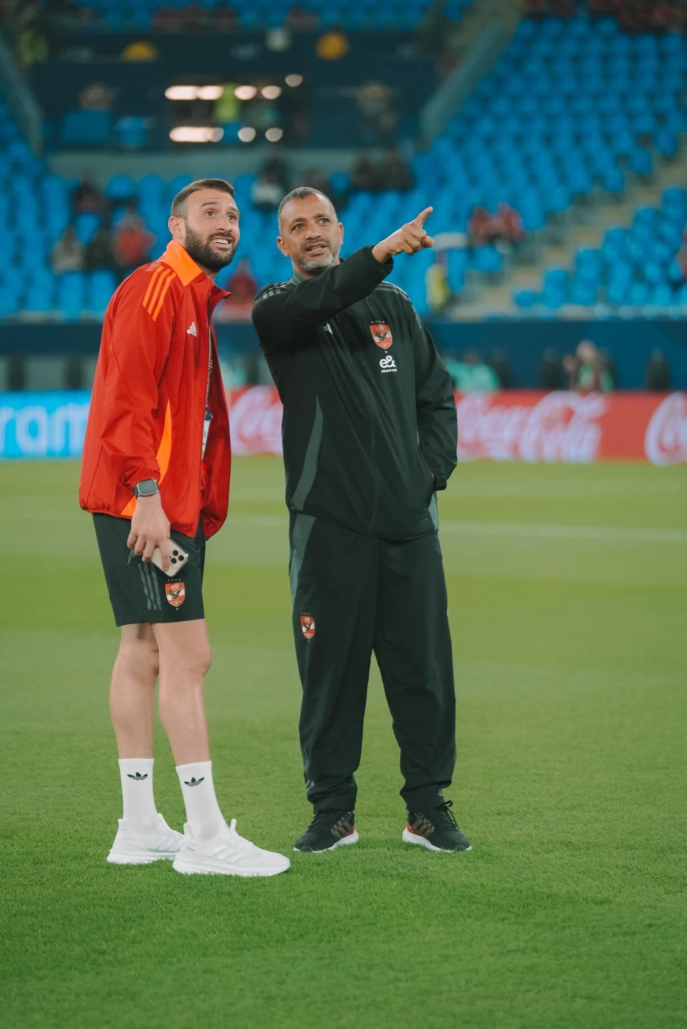 كولر ولاعبو الأهلي يعاينون ملعب 974 قبل مباراة باتشوكا.. صور