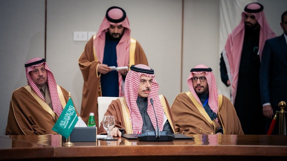 عبدالله بن زايد يشارك في اجتماعات العقبة الوزارية حول سوريا