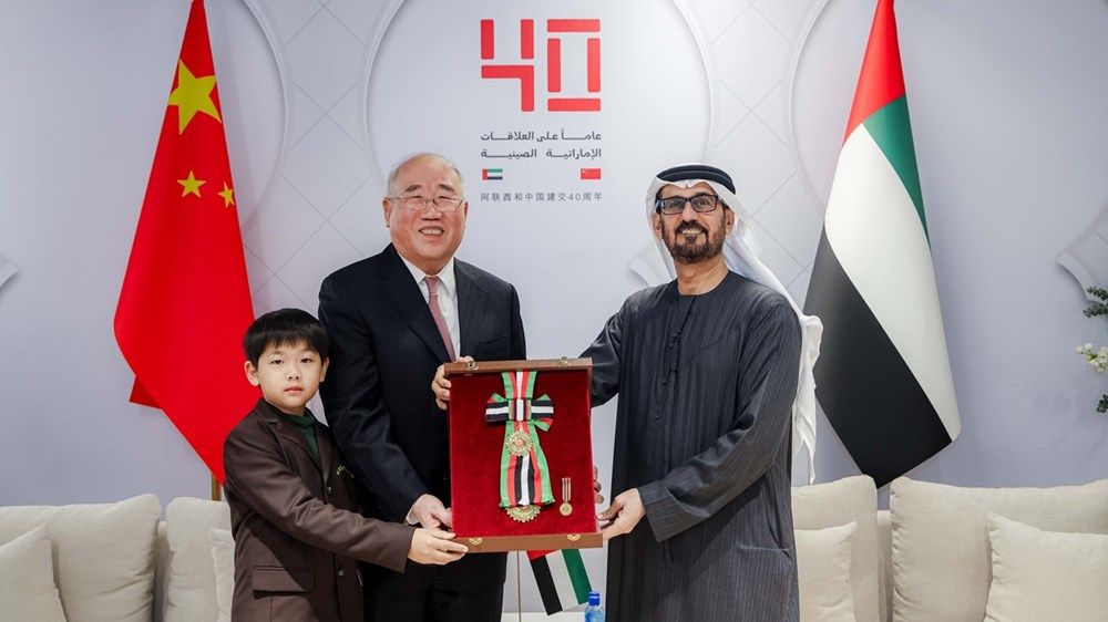 رئيس الدولة يمنح وزير البيئة والإيكولوجيا والمبعوث السابق لشؤون تغير المناخ في الصين «وسام زايد الثاني من الطبقة الأولى»