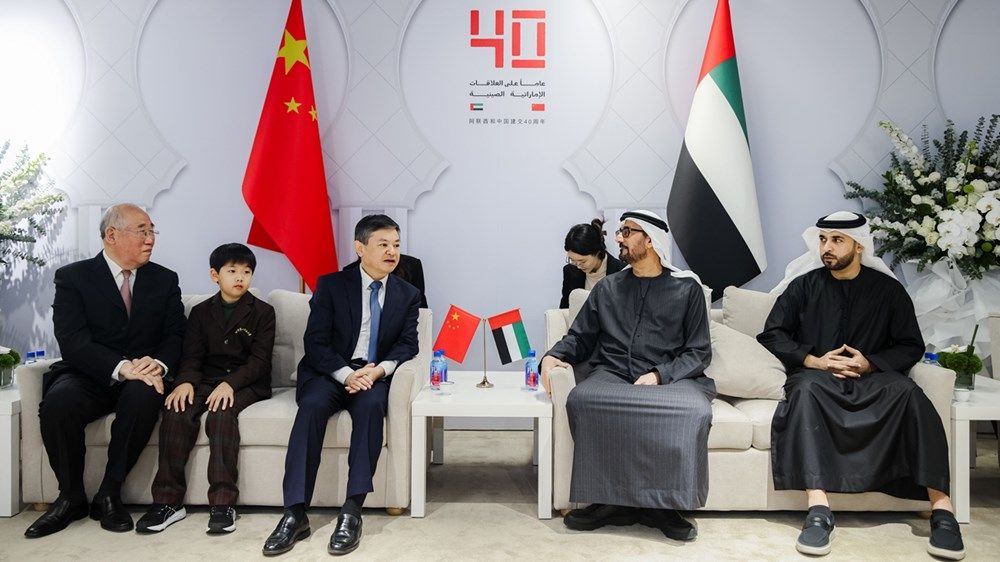 رئيس الدولة يمنح وزير البيئة والإيكولوجيا والمبعوث السابق لشؤون تغير المناخ في الصين «وسام زايد الثاني من الطبقة الأولى»