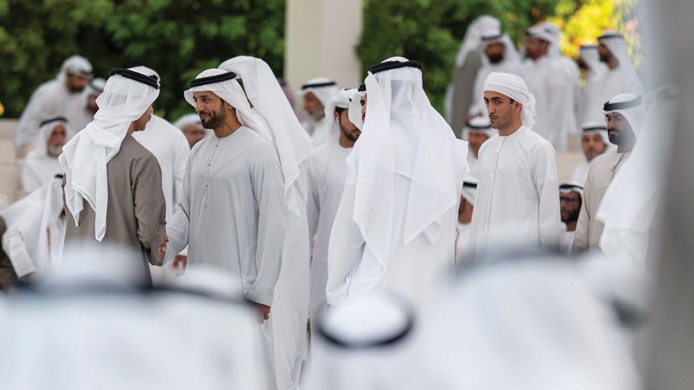 هزاع بن زايد يستقبل الشيوخ والمسؤولين والمواطنين المهنئين في قصر المقام بمنطقة العين