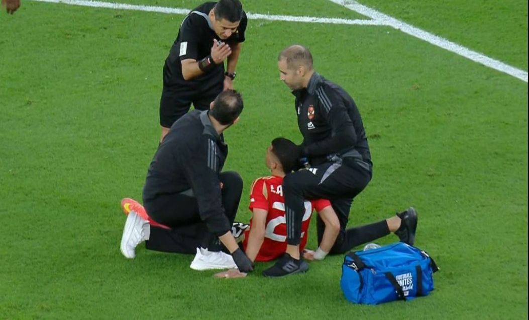 الأهلي وباتشوكا.. إصابة إمام عاشور فى الفم وتوقف المباراة لعلاجه