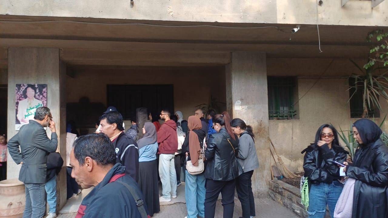 محبو العندليب الأسمر عبد الحليم حافظ أمام منزله بعد فتحه أمام الجمهور