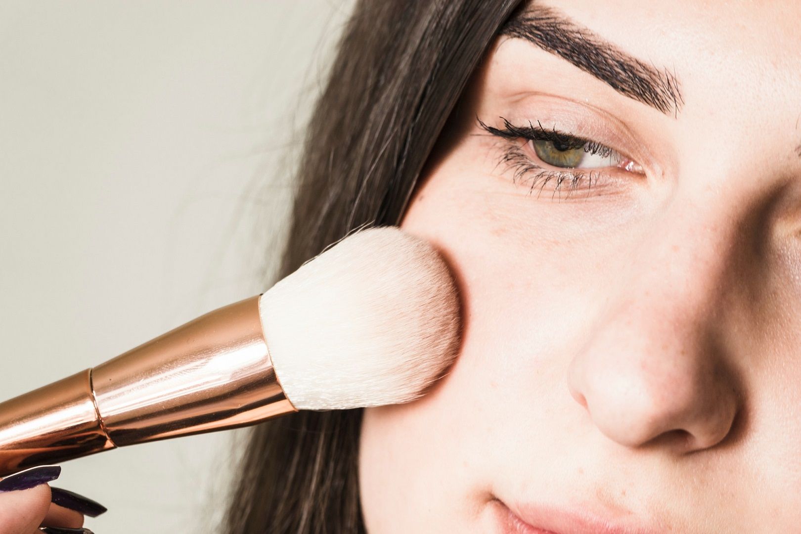 أحمر الخدود عبر الزمن.. مستحضر شكّل الجزء الأساسي من روتين الجمال اليومي