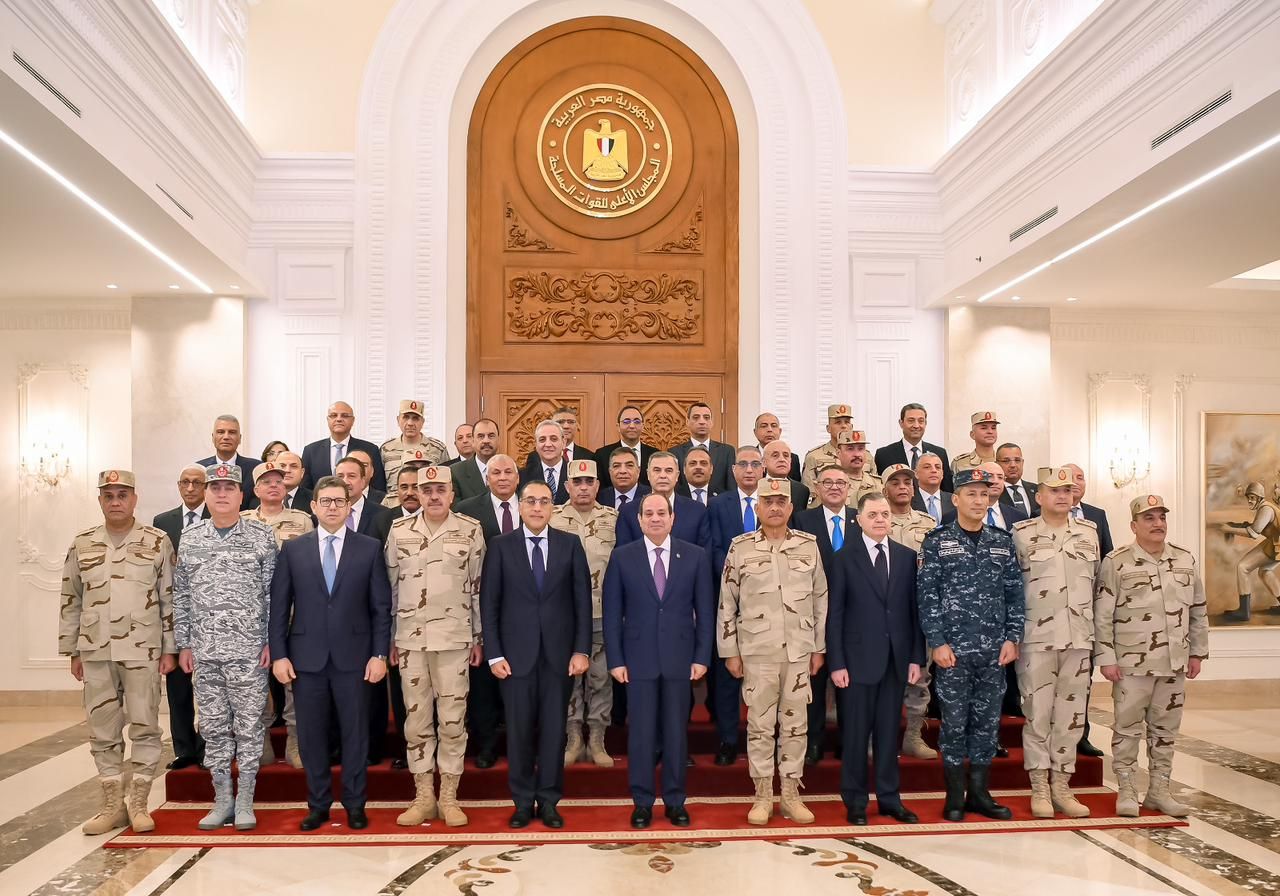 الرئيس السيسى يجتمع بعدد من قادة القوات المسلحة والشرطة والأجهزة الأمنية