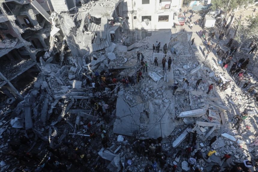 من عائلة واحدة.. استشهاد 5 في غارة إسرائيلية وسط قطاع غزة