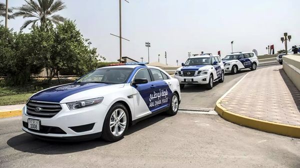 شرطة أبوظبي تطلب من السائقين توخي الحذر