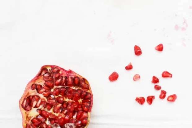 مكونات طبيعية لإزالة بقع الرمان من الملابس.. «مش هتاخد وقت»