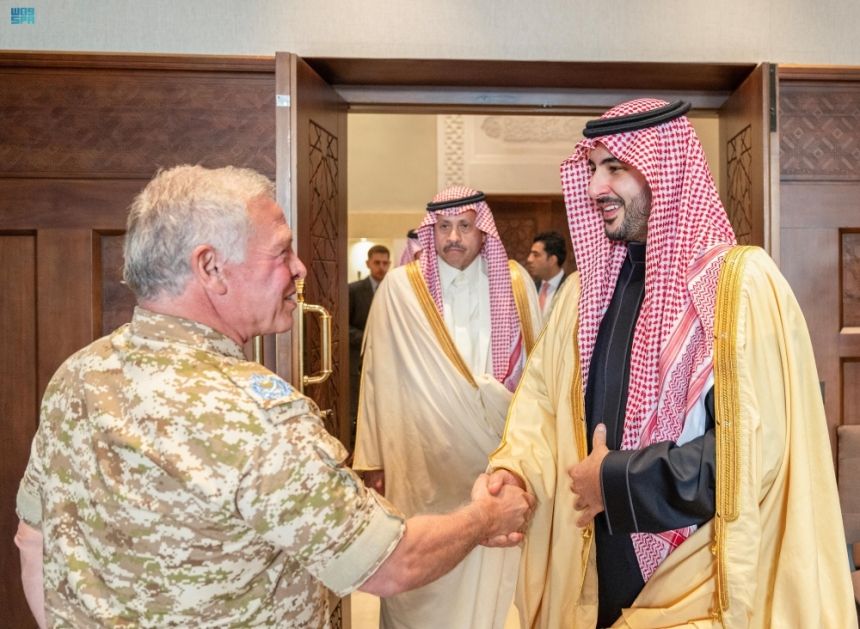 بتوجيه من القيادة.. وزير الدفاع يبحث سبل تحقيق أمن المنطقة مع ملك الأردن
