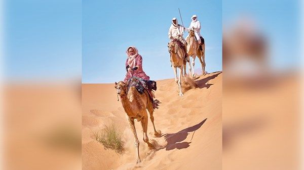 رحلة الهجن تقطع الصحراء الغربية في الطريق إلى وجهتها النهائية