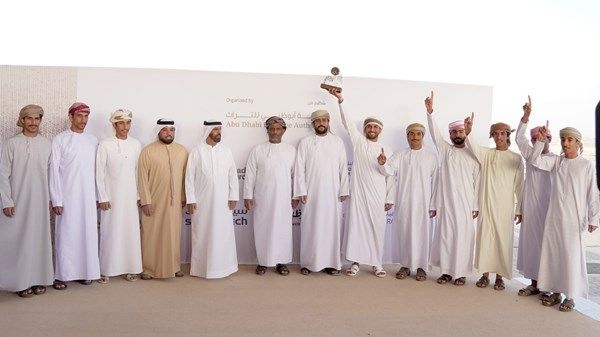 تتويج الفائزين في أشواط سن اللقايا بمزاينة مدينة زايد